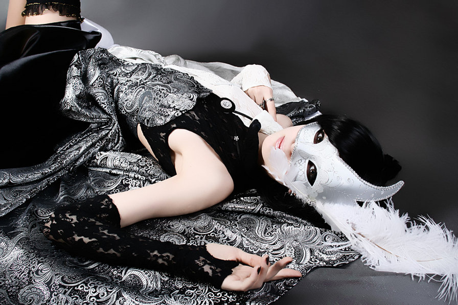 маскарад - маска, девушка - оригинал