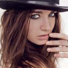 Схема вышивки «Девушка в шляпе»