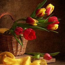 Корзина с тюльпанами