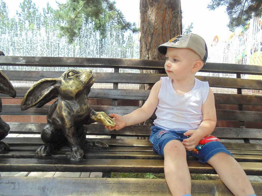 Сынок с зайцем - дети - оригинал