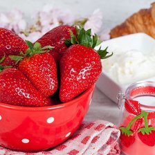 Схема вышивки «Клубника со сливками»