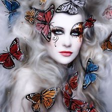 Девушка с бабочками