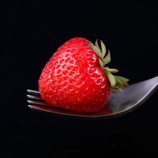 клубника на вилке