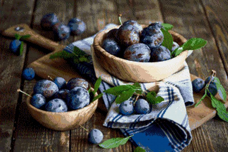 Сливы в деревянной миске - клеточка, слива, натюрморт, доски - предпросмотр