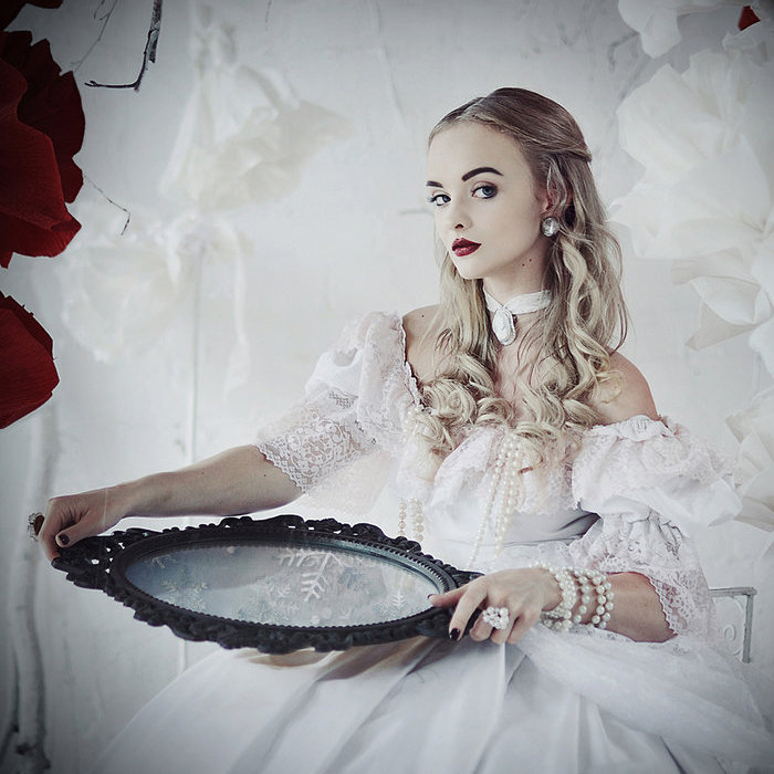 белая королева - девушка, зеркало - оригинал