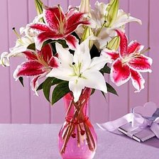 Схема вышивки «лилии в вазе»