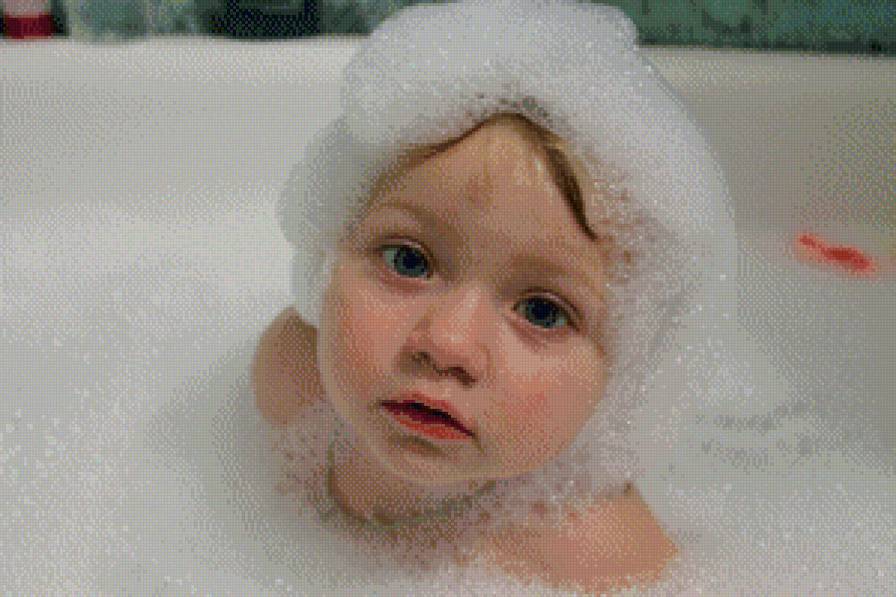 Малышка в ванной - предпросмотр