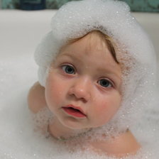 Малышка в ванной