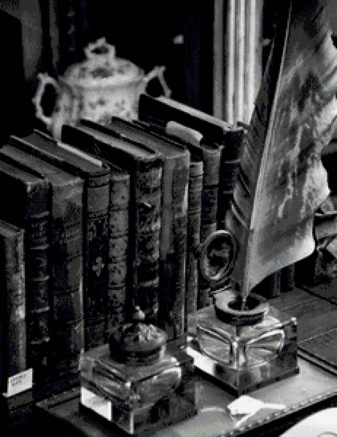 Старинный интерьер - книги, перо, монохром - предпросмотр