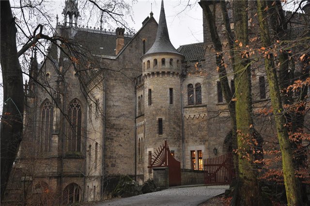 Замок - готика, замок - оригинал