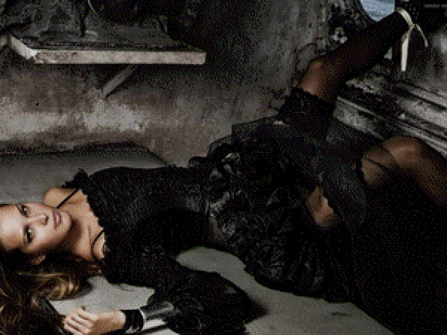 Развалины - девушка, она - предпросмотр