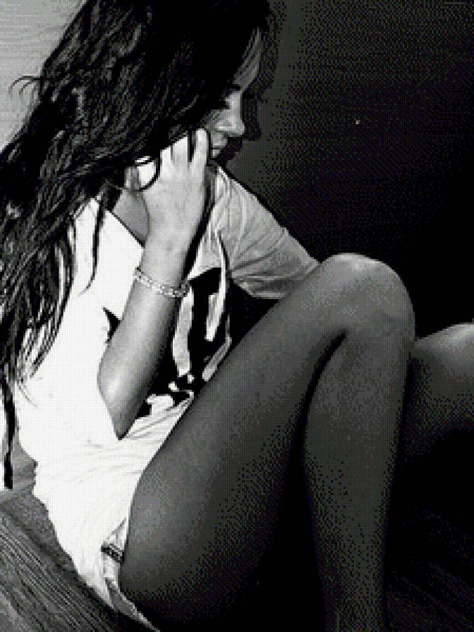 Разговор по телефону - черно белый, девушка - предпросмотр