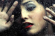 ЗА СТЕКЛОМ ДОЖДЯ