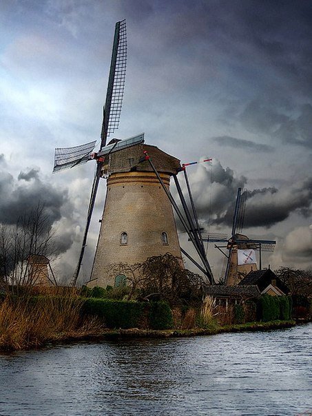 Мельница у реки - природа, река, тучи, мельница - оригинал