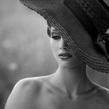 девушка в серой шляпе