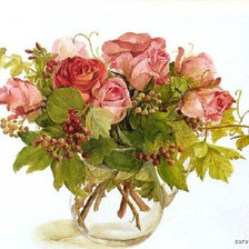 розы в стеклянной вазе