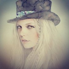 девушка в шляпе