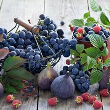 Инжир с малиной и виноградом