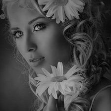 девушка с ромашками