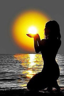 дева - монохром, девушка - оригинал