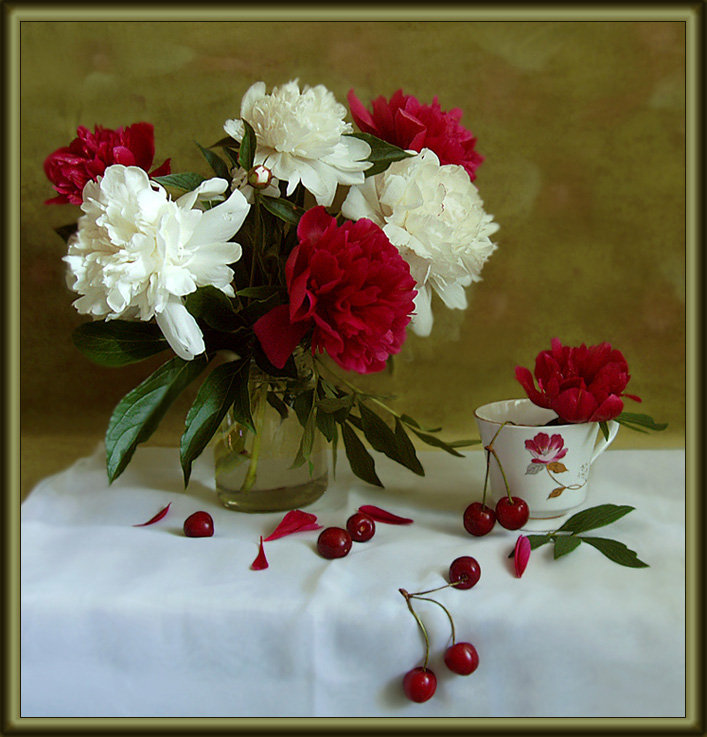 Пионы с вишенками - пионы, цветы, вишня, натюрморт - оригинал