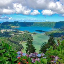 Летнее вулканическое озеро