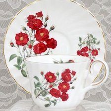 Схема вышивки «plato y taza con camelias rojas»