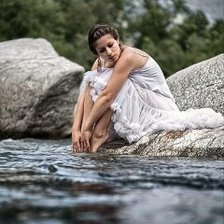 Девушка у озера