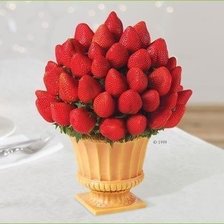 клубничка в вазе