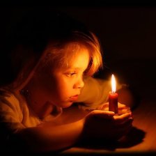 В свете свечи