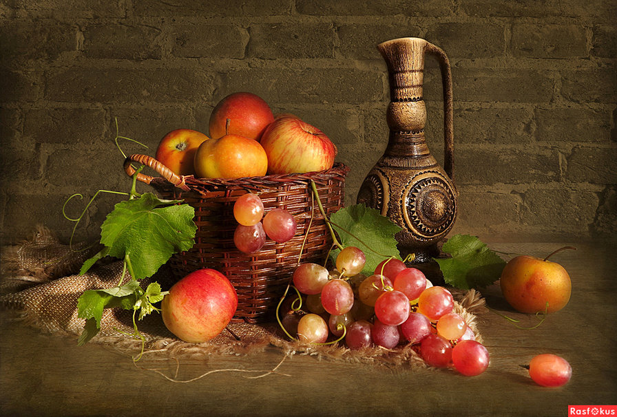 дары осени - яблоко, графин, виноград, корзинка - оригинал