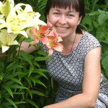 девушка с лилиями