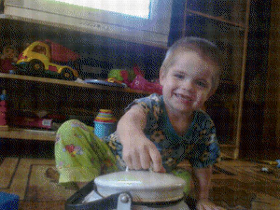 Мальчик играет - мальчик, портрет, игрушки, малыш - предпросмотр