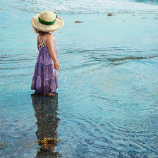 Схема вышивки «Малышка и море»