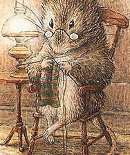 Мышка с вязанием