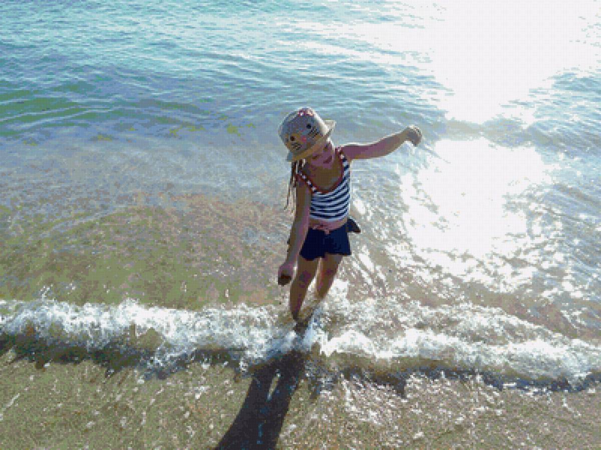 Рита у моря - девочка, море - предпросмотр