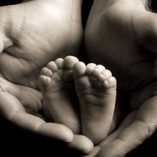 Схема вышивки «Ножки младенца в ладонях»