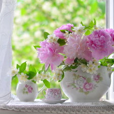 Букет пионов у окна