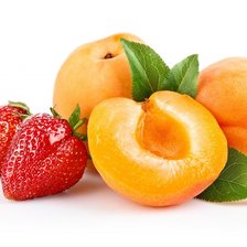 Абрикосы и клубничка