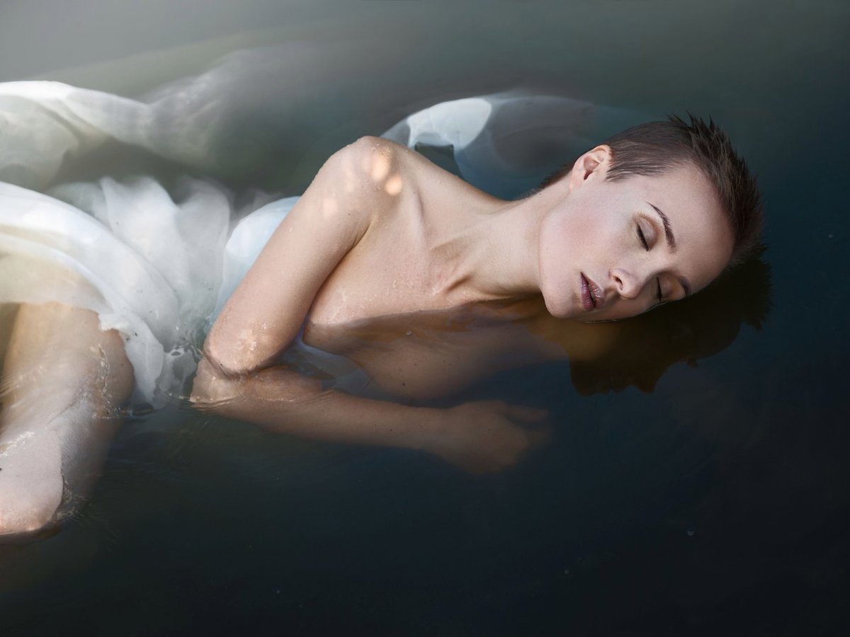 Девушка в воде - купильщица, спокойствие, расслабление, девушка в воде - оригинал