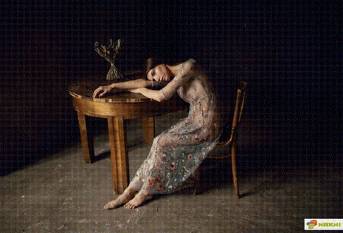 Дмитрий Архара - девушка за столом - предпросмотр