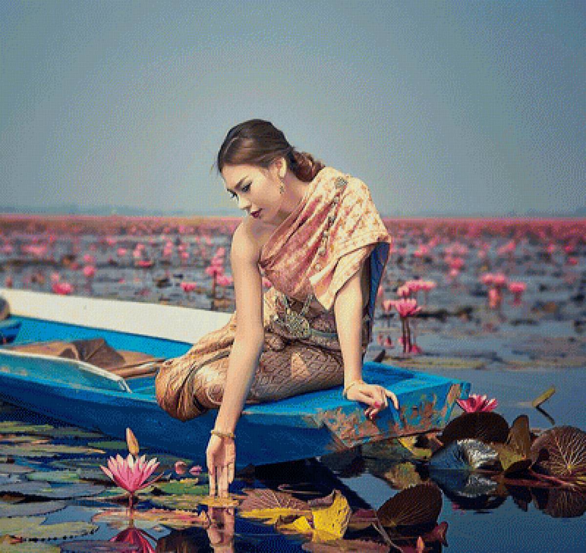 Тайка в лодке на пруду с лотосами - красивая девушка, озеро, вода, цветы, пруд, лодка, лотосы - предпросмотр