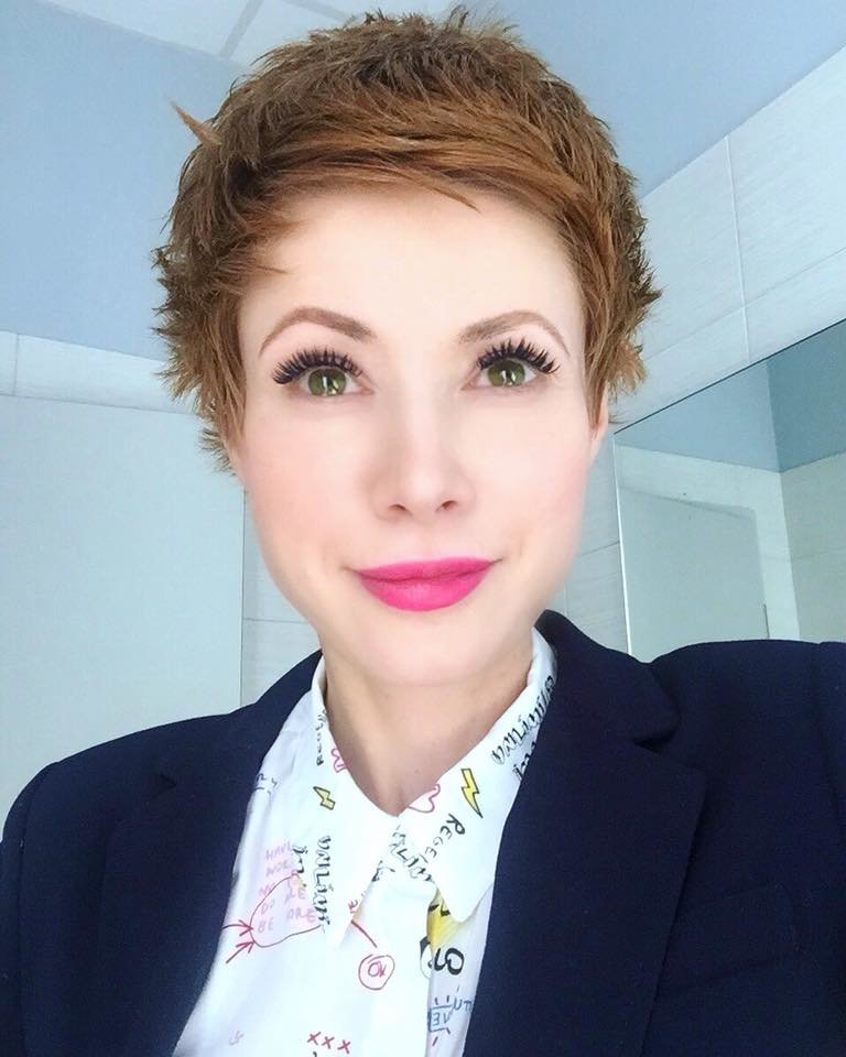 Кристина - девушка, ведущая - оригинал