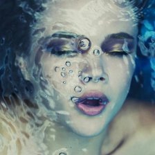 Девушка в воде