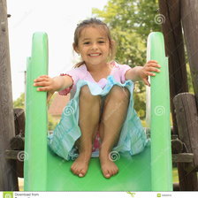 Схема вышивки «девочка маленькая на площадке»