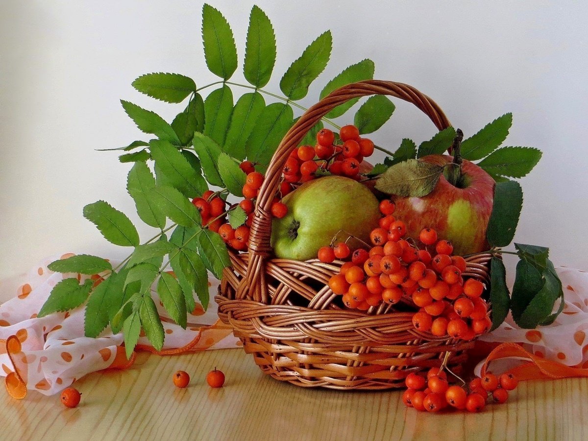 Cesta com frutas. - frutas. - оригинал