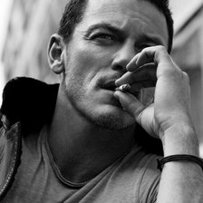 Схема вышивки «Люк Эванс»