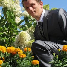 Схема вышивки «Мальчик и цветы»