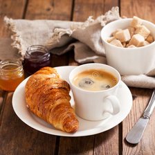 Кофе и круассан