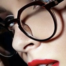 Схема вышивки «Девушка в очках»